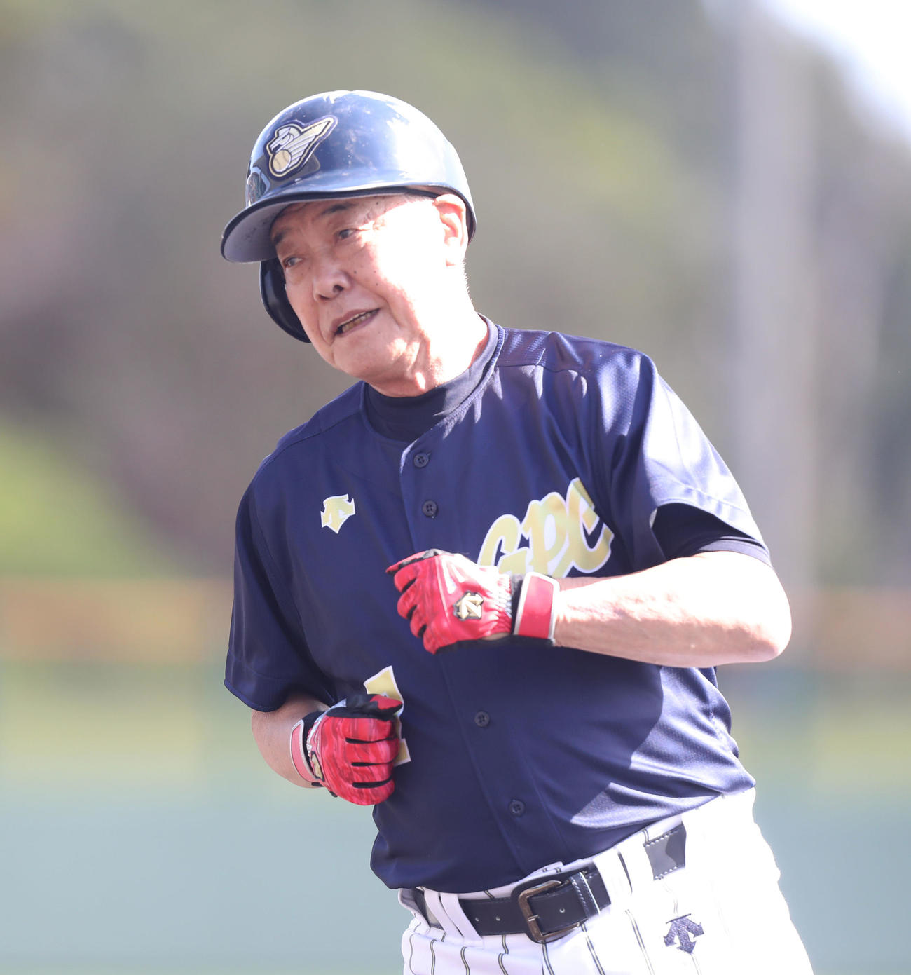 ベンチに駆け足で戻る福本氏（撮影・屋方直哉）