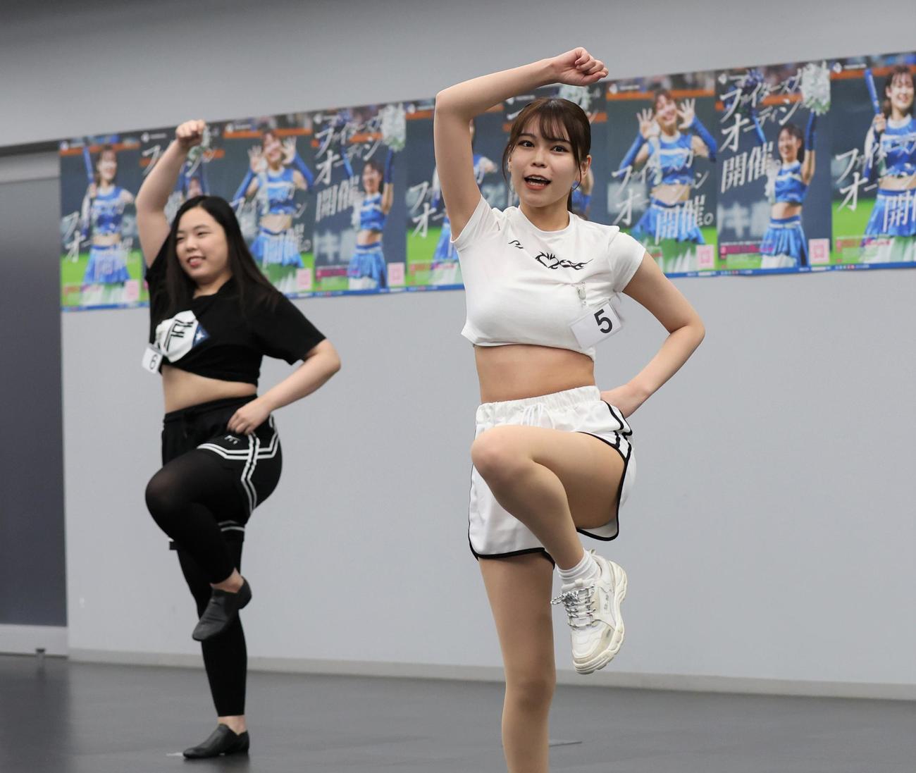 2023年の日本ハムファイターズガールの第2次審査で踊る参加者（撮影・黒川智章）