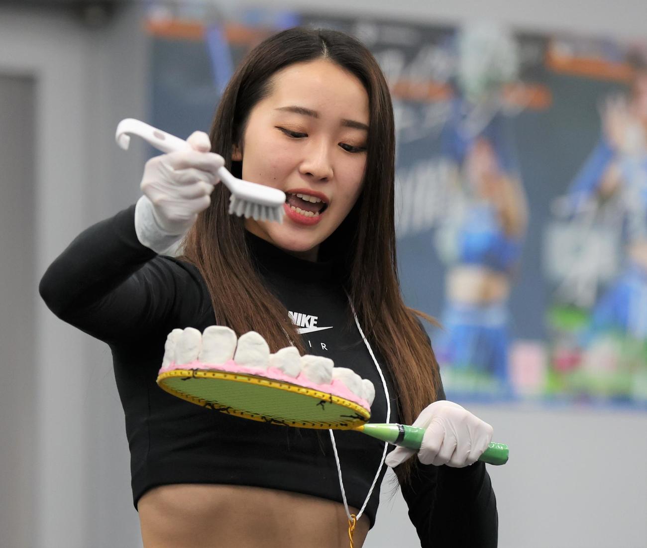 2023年の日本ハムファイターズガールの3次審査で歯の磨き方をレクチャーする参加者（撮影・黒川智章）