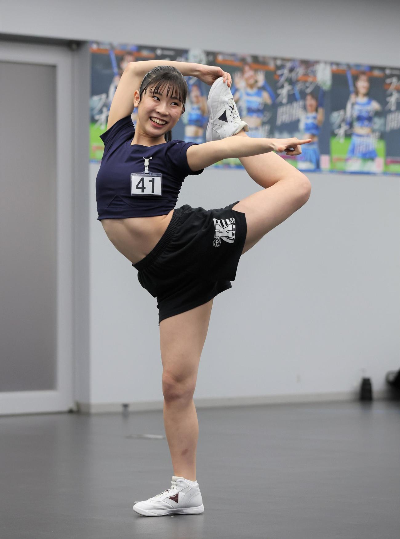 2023年の日本ハムファイターズガールの3次審査で踊りを披露する参加者（撮影・黒川智章）