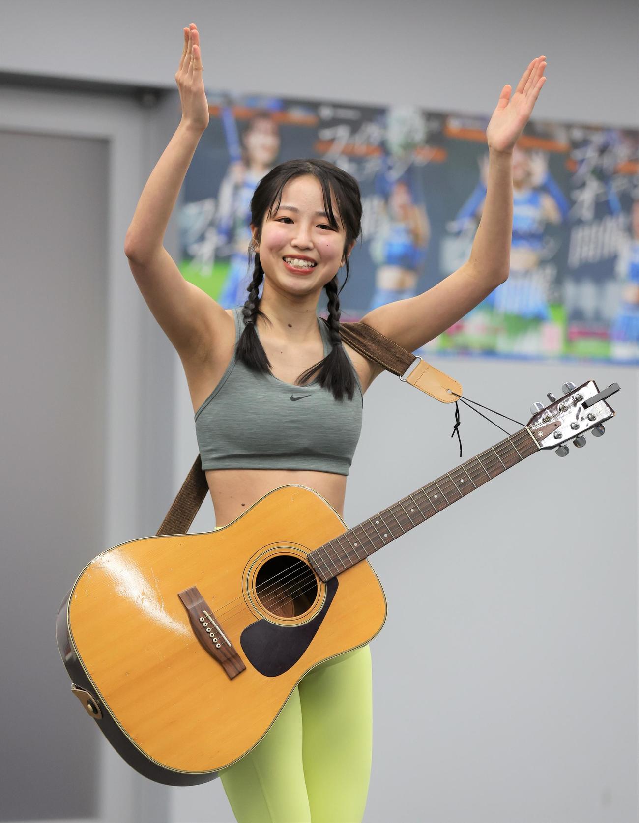 2023年の日本ハムファイターズガールの3次審査でギターを弾く参加者（撮影・黒川智章）