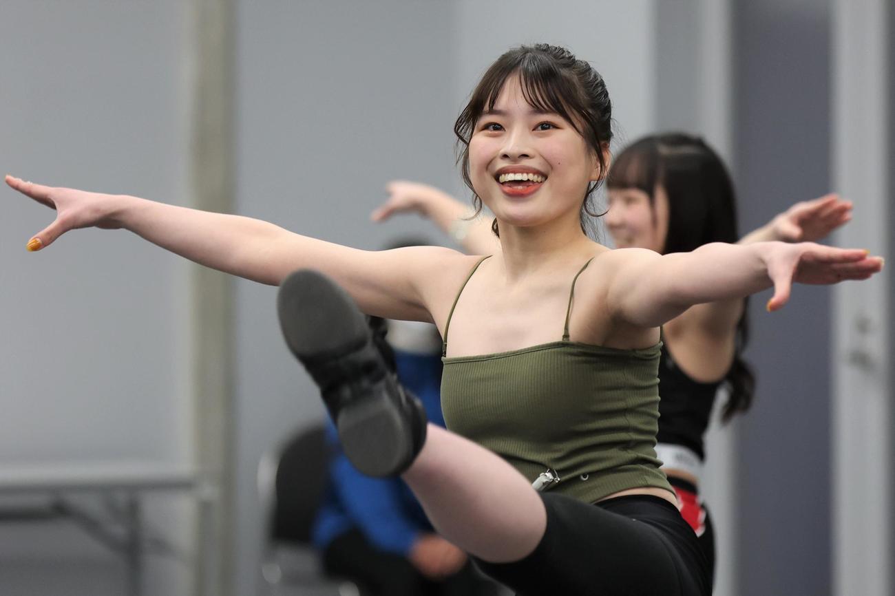 2023年の日本ハムファイターズガールの第2次審査、笑顔で踊る参加者（撮影・黒川智章）