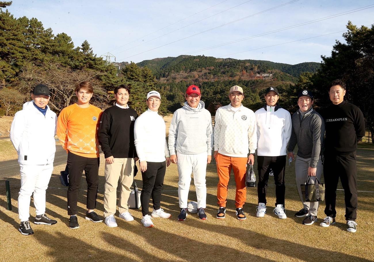中大野球部OBによるゴルフコンペに参加した、左から西武古賀、DeNA神里、巨人鍵谷、ロッテ美馬、中大清水監督、巨人阿部ヘッド兼バッテリーコーチ、同鍬原、DeNA牧、巨人亀井打撃コーチ（中大野球部提供）