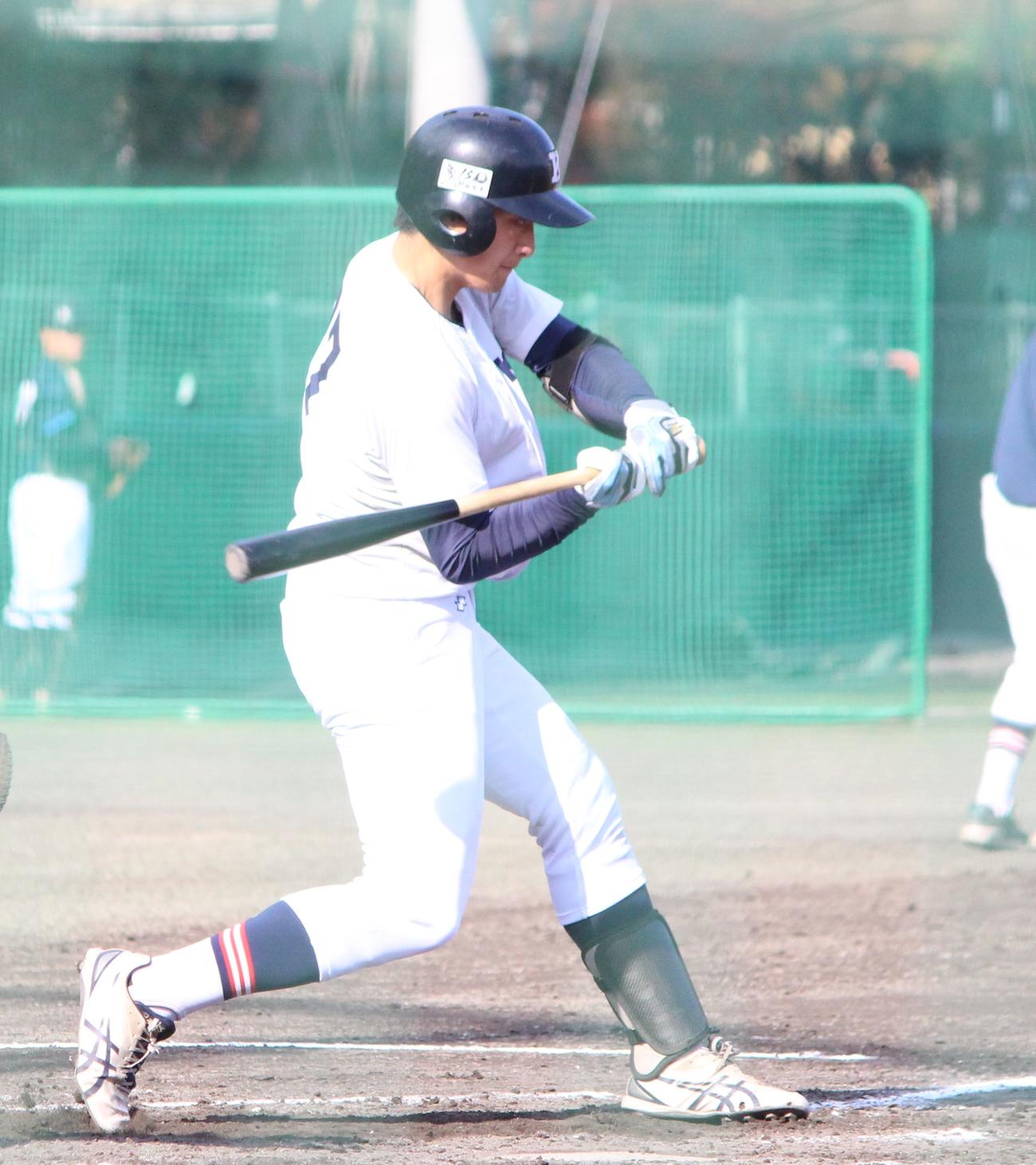 桐蔭横浜大対慶大　2回裏慶大2死二塁、適時左前打を放つ宮崎（撮影・保坂恭子）