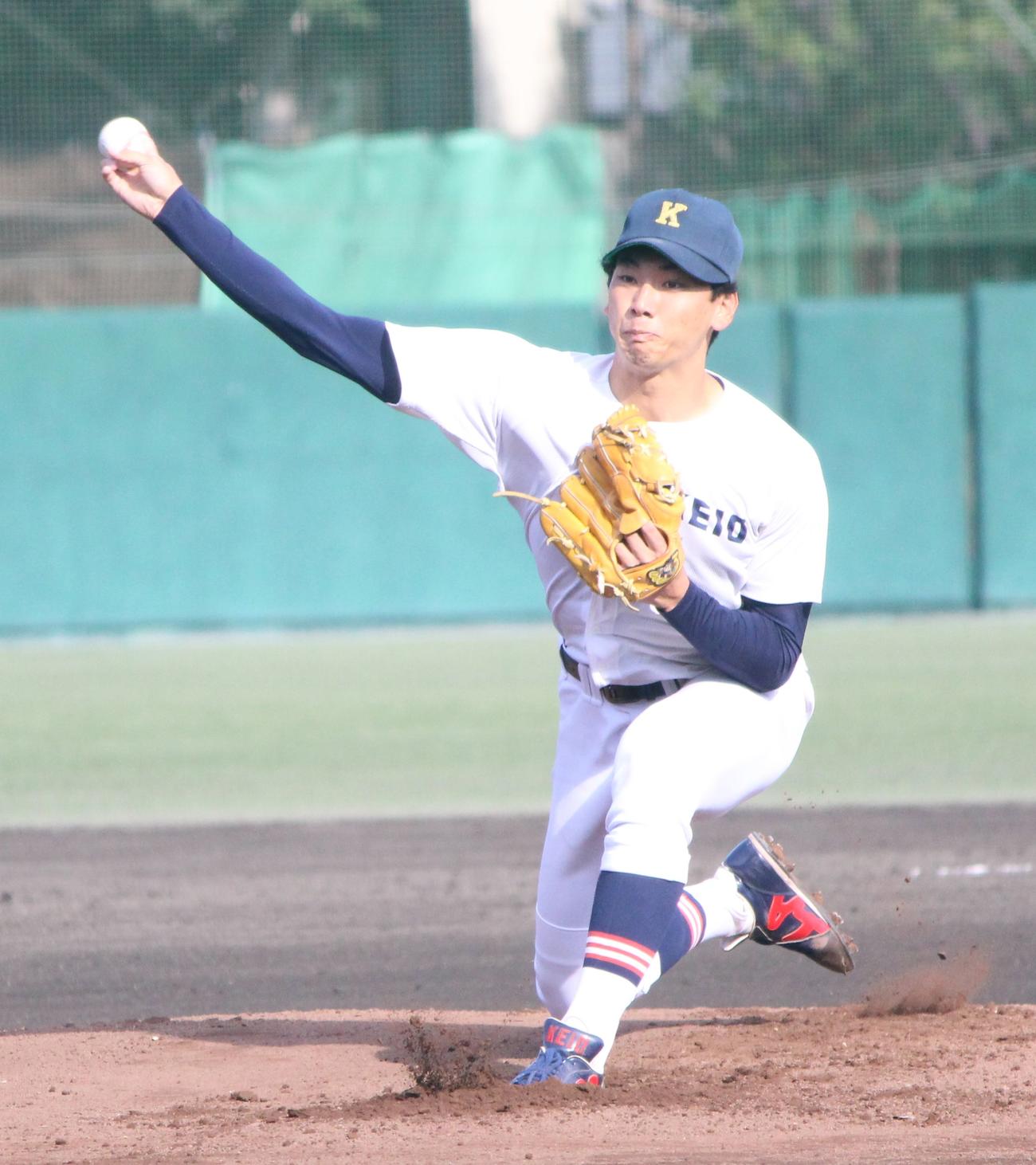 桐蔭横浜大対慶大　先発し力投する慶大・谷村（撮影・保坂恭子）