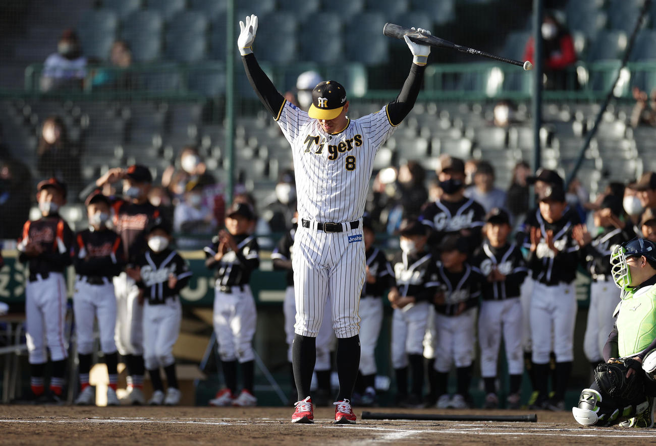 ミズノドリームカップの表彰式後、少年少女の前でホームランチャレンジに臨む阪神佐藤輝（撮影・前田充）
