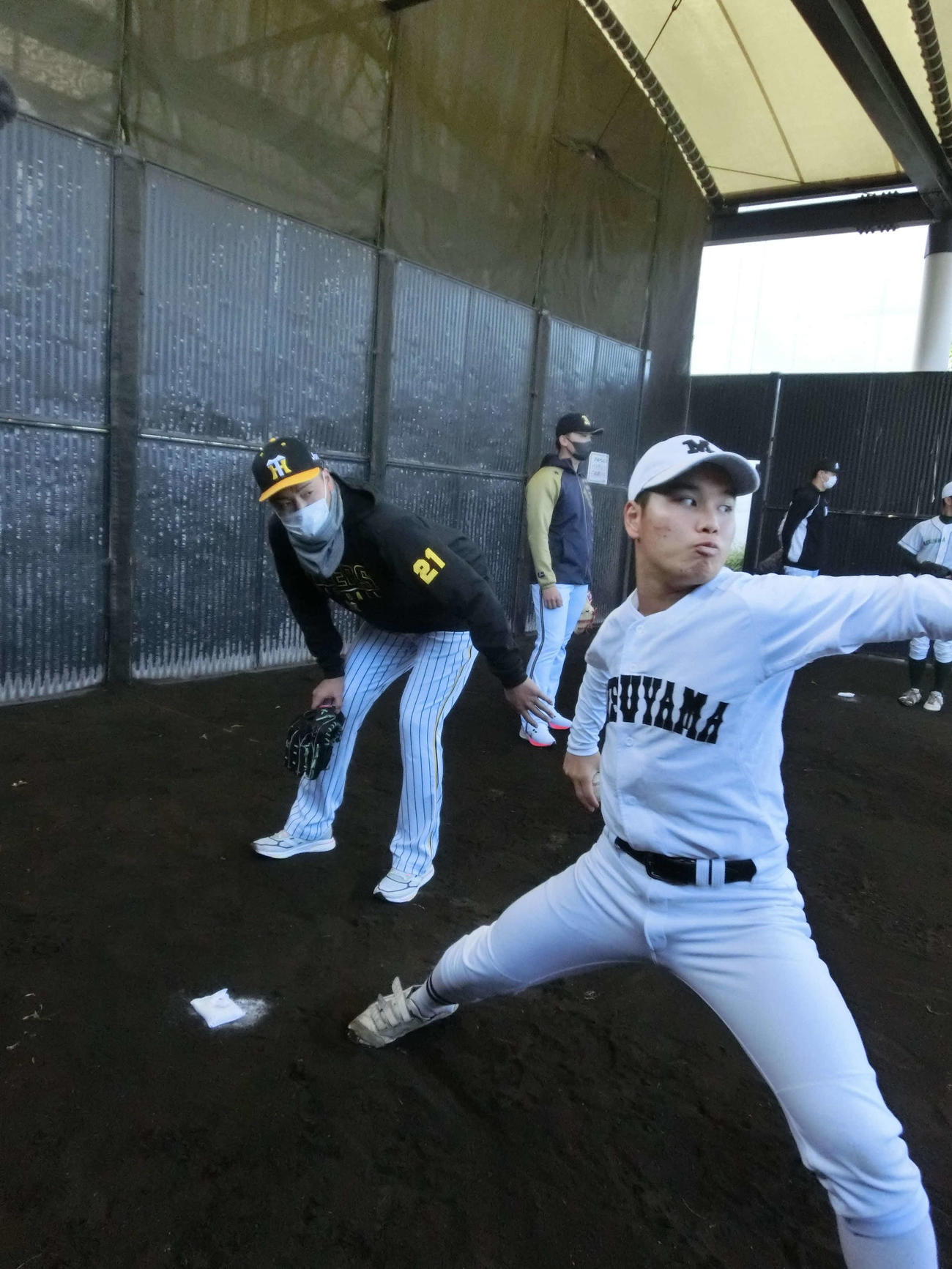 高校球児を指導する阪神秋山（撮影・田口真一郎）