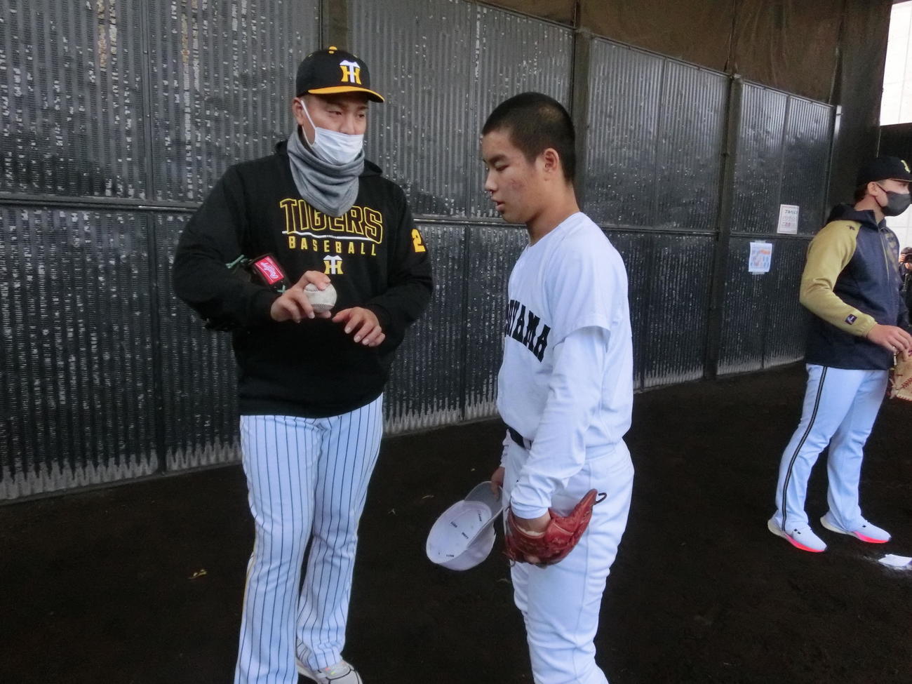 高校球児を指導する阪神秋山（撮影・田口真一郎）