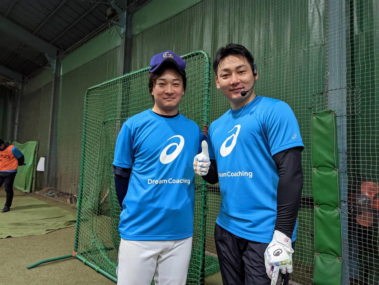 巨人丸佳浩外野手（右）が開催した野球教室に一般応募し、参加した千葉経大付高の2学年先輩の臺真宏さん（撮影・三須一紀）