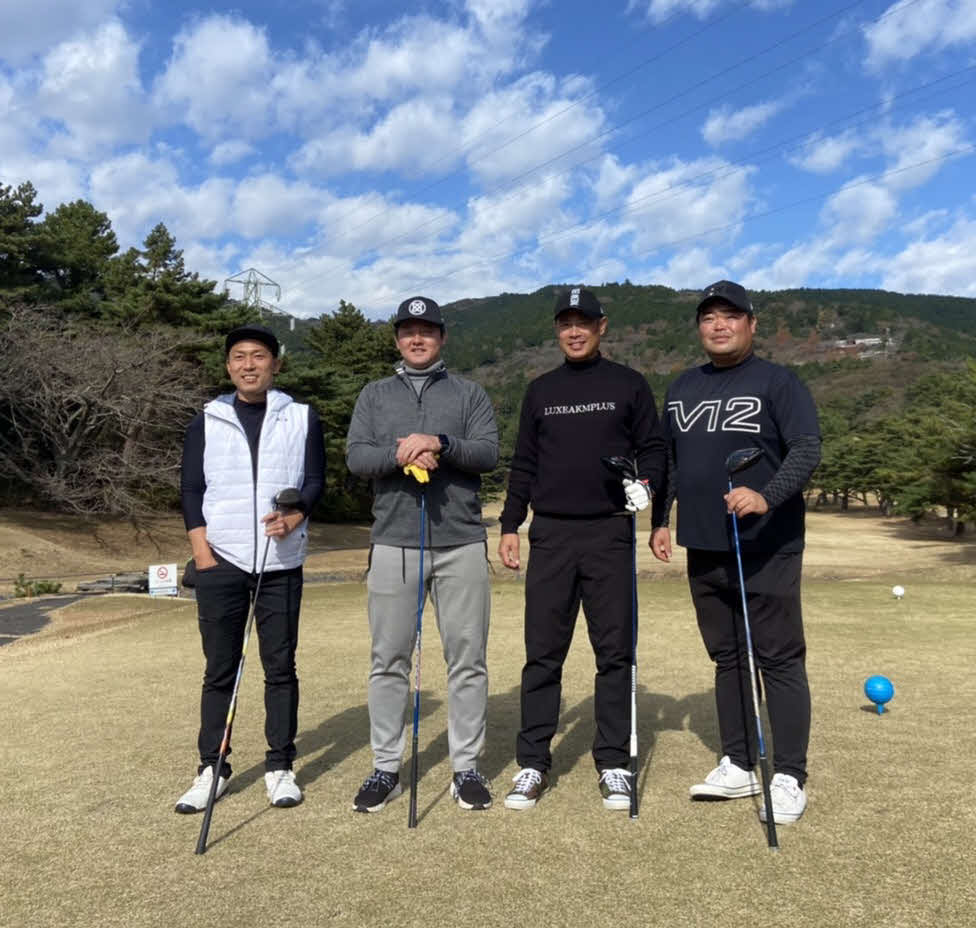 中大野球部OBによるゴルフコンペに参加した巨人亀井打撃コーチ（右から2番目）、DeNA牧（左から2番目）ら（撮影・小早川宗一郎）