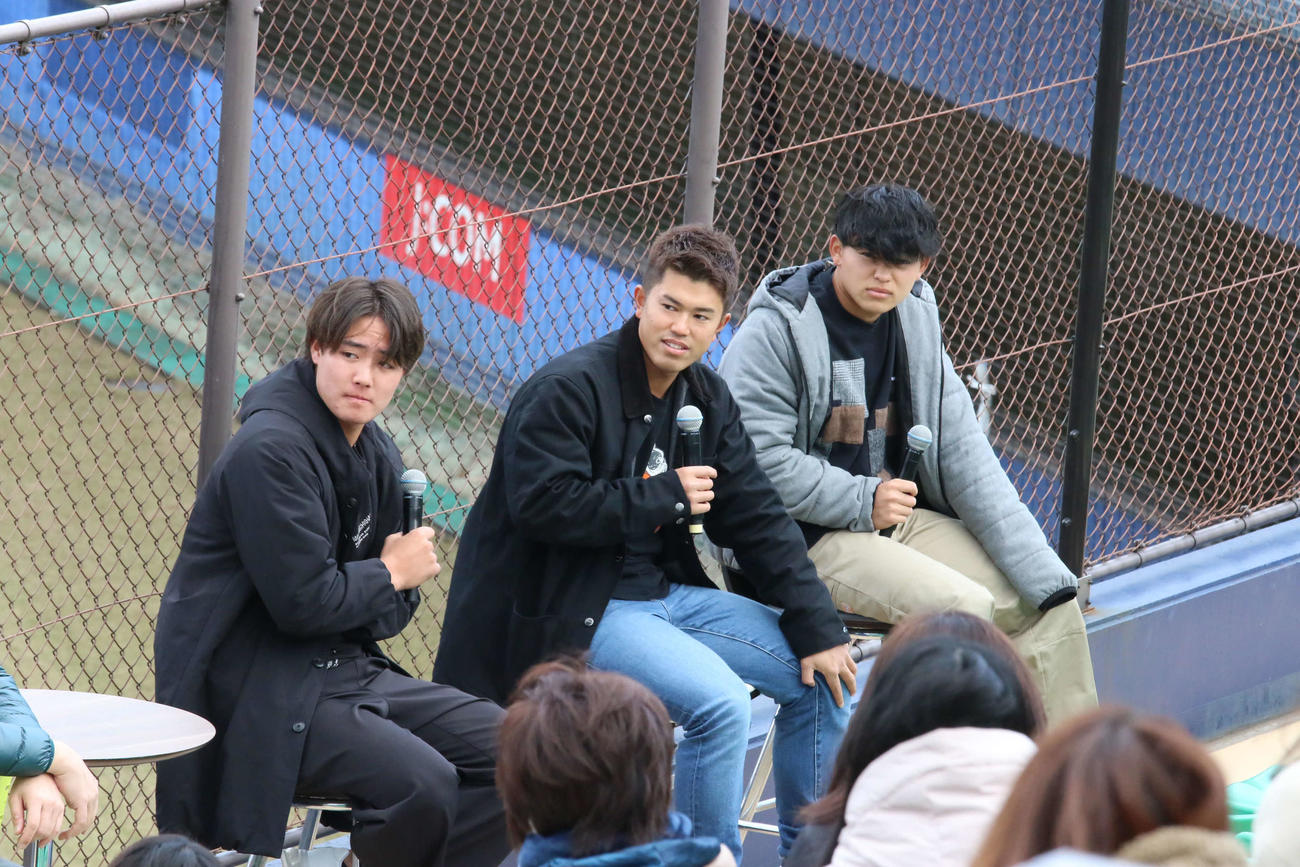 「鎌スタクリスマス会」に登場した日本ハムの3選手。左から郡、今川、田宮（撮影・中島宙恵）