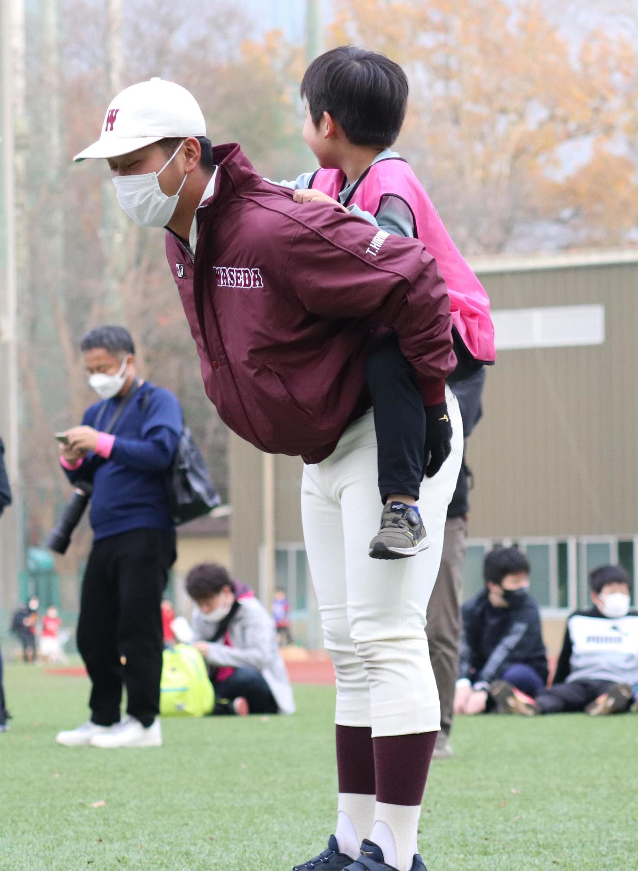 「鬼ごっこ×野球～WASEDAであそぼう～」で子どもたちと楽しむ西武ドラフト1位の早大・蛭間（撮影・星夏穂）