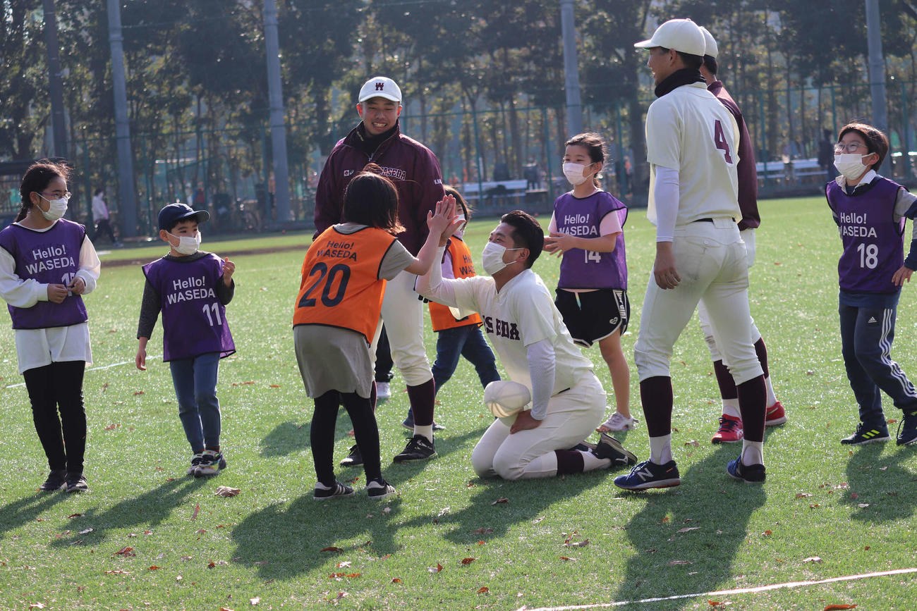 「鬼ごっこ×野球～WASEDAであそぼう～」で子どもたちと楽しむ西武ドラフト1位の早大・蛭間（中央）（撮影・星夏穂）