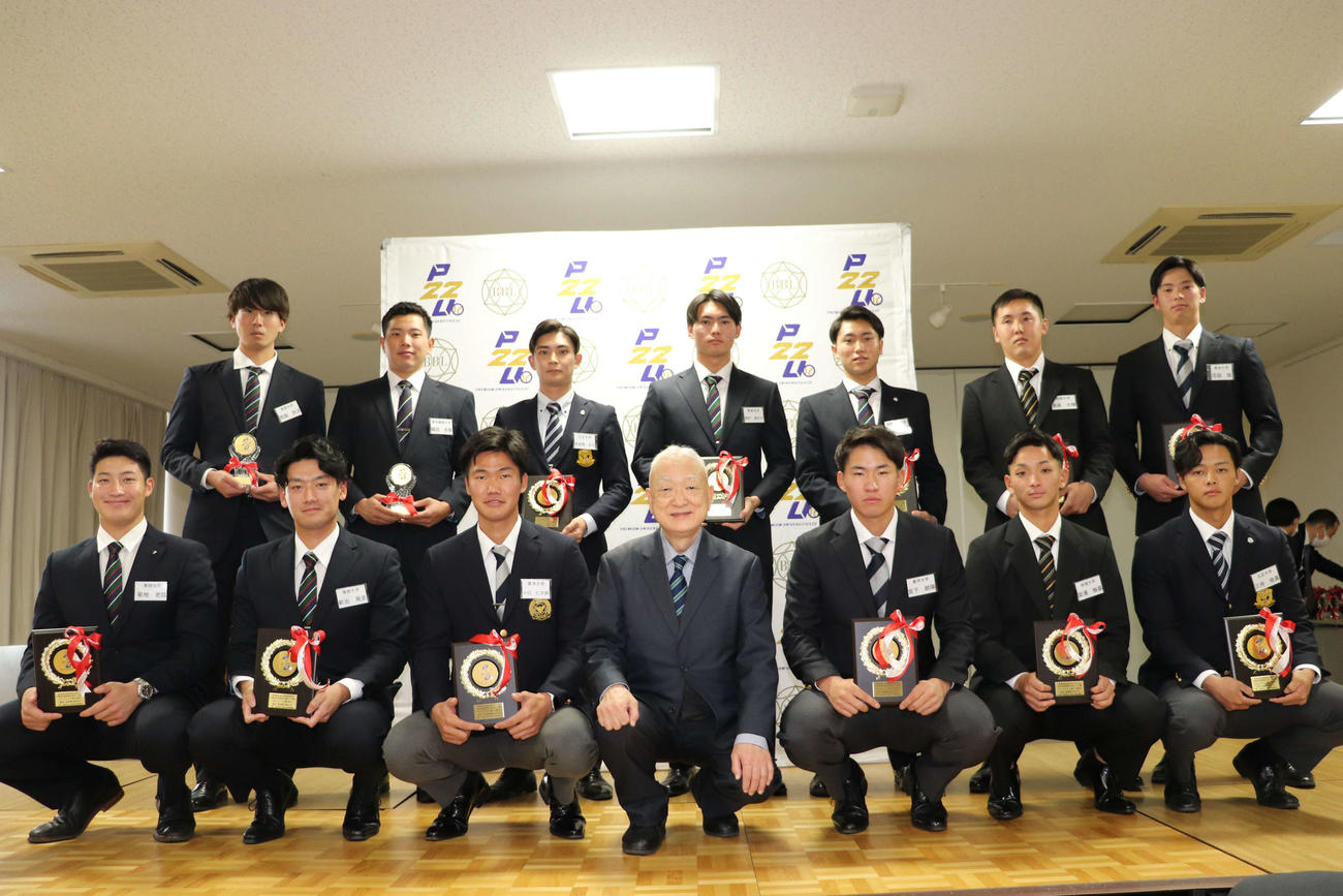 秋季リーグ戦2部個人タイトル表彰式で表彰された選手たち。前列1人目がロッテ1位指名の菊地（撮影・保坂淑子）