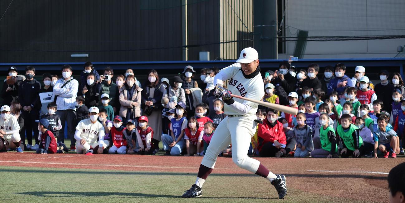 「鬼ごっこ×野球～WASEDAであそぼう～」で打撃を披露する西武ドラフト1位の早大・蛭間（撮影・星夏穂）