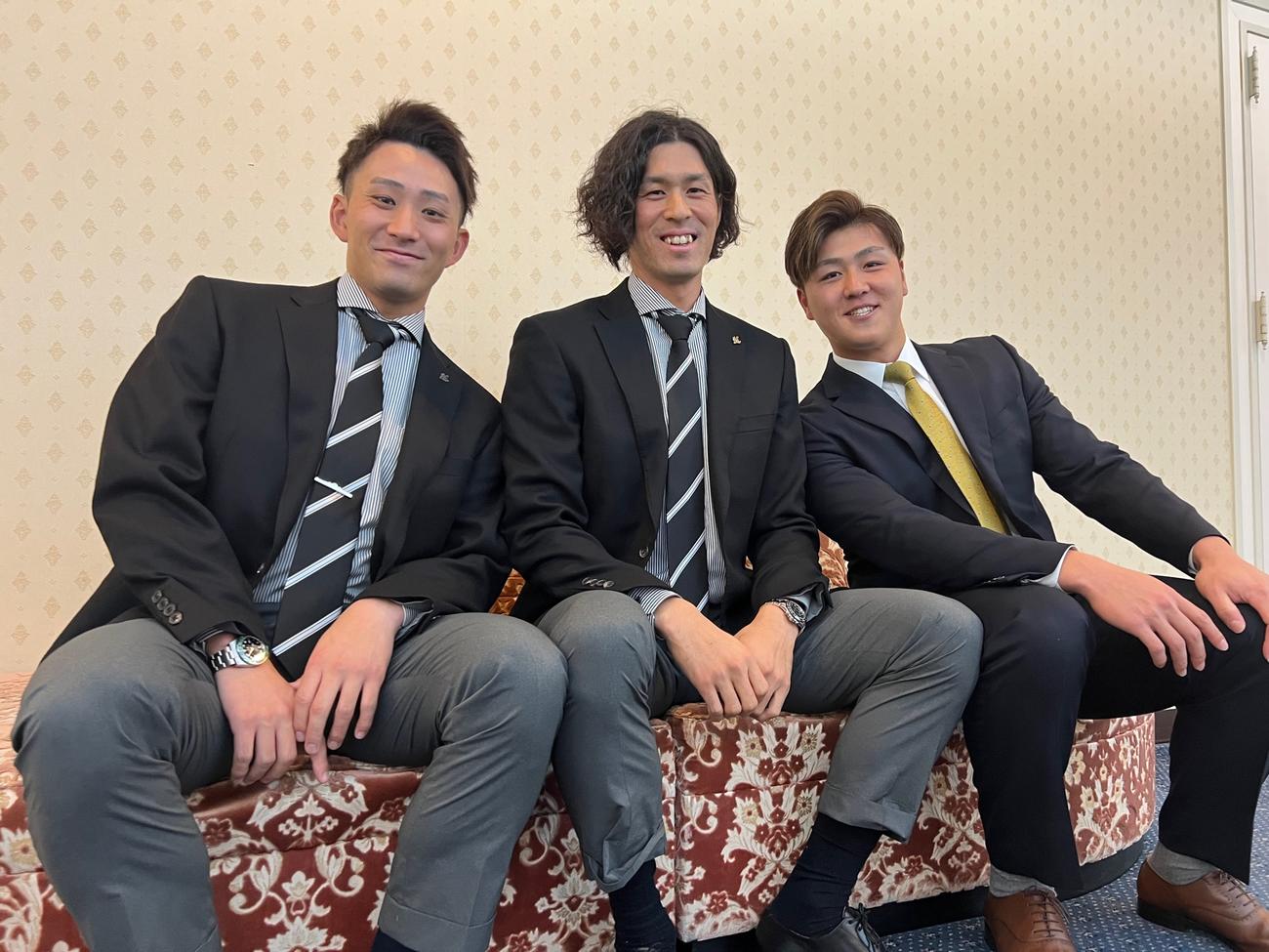 イベントに参加した左からロッテ小島、岡、山口（撮影・金子真仁）