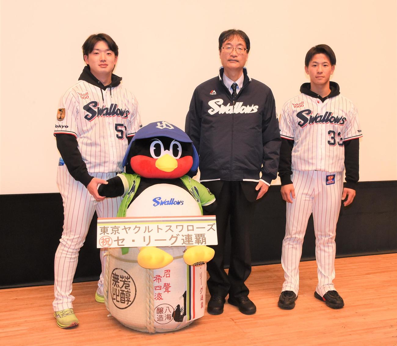 トークショーを終えたヤクルト長岡（左）と内山（右）は燕市の鈴木市長と記念撮影に収まる（撮影・鈴木正章）