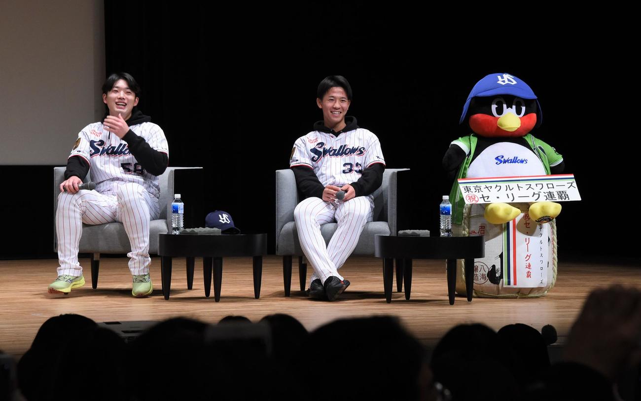 トークショーを行ったヤクルト長岡（左）と内山（撮影・鈴木正章）
