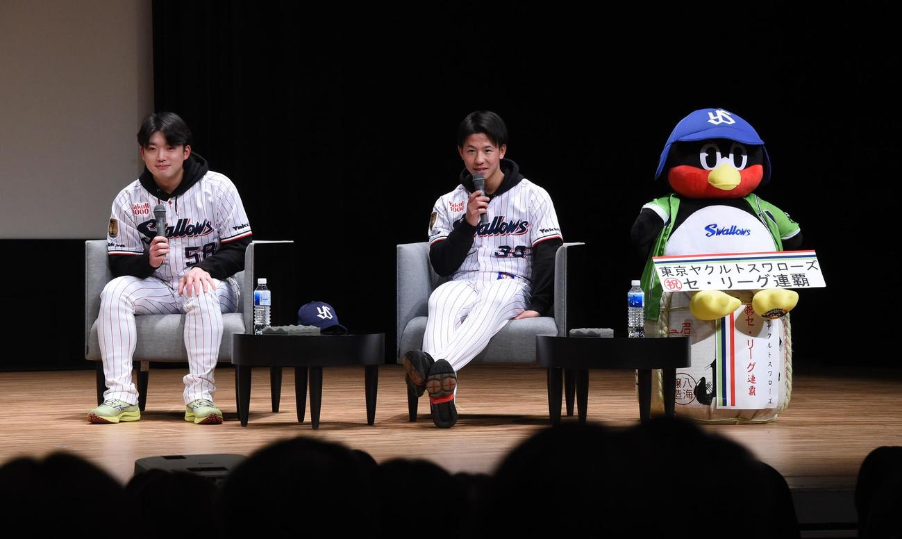 トークショーを行ったヤクルト長岡（左）と内山（撮影・鈴木正章）