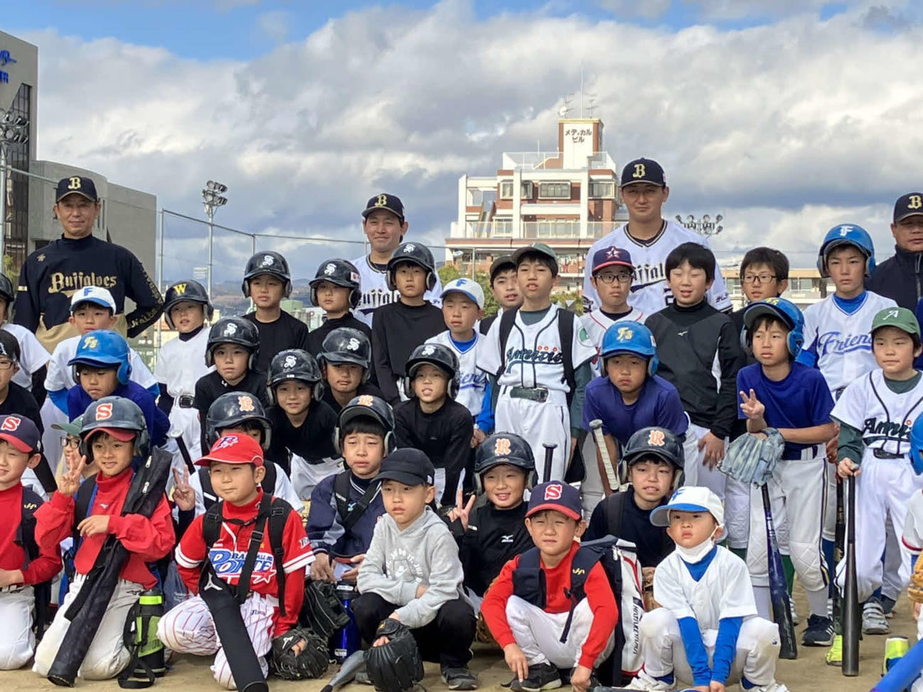 野球教室に参加したオリックス宮城（後列左から2人目）と紅林（同3人目）は子どもたちと記念撮影