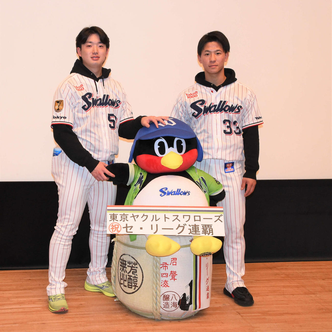 トークショーを終えたヤクルト長岡（左）と内山（撮影・鈴木正章）