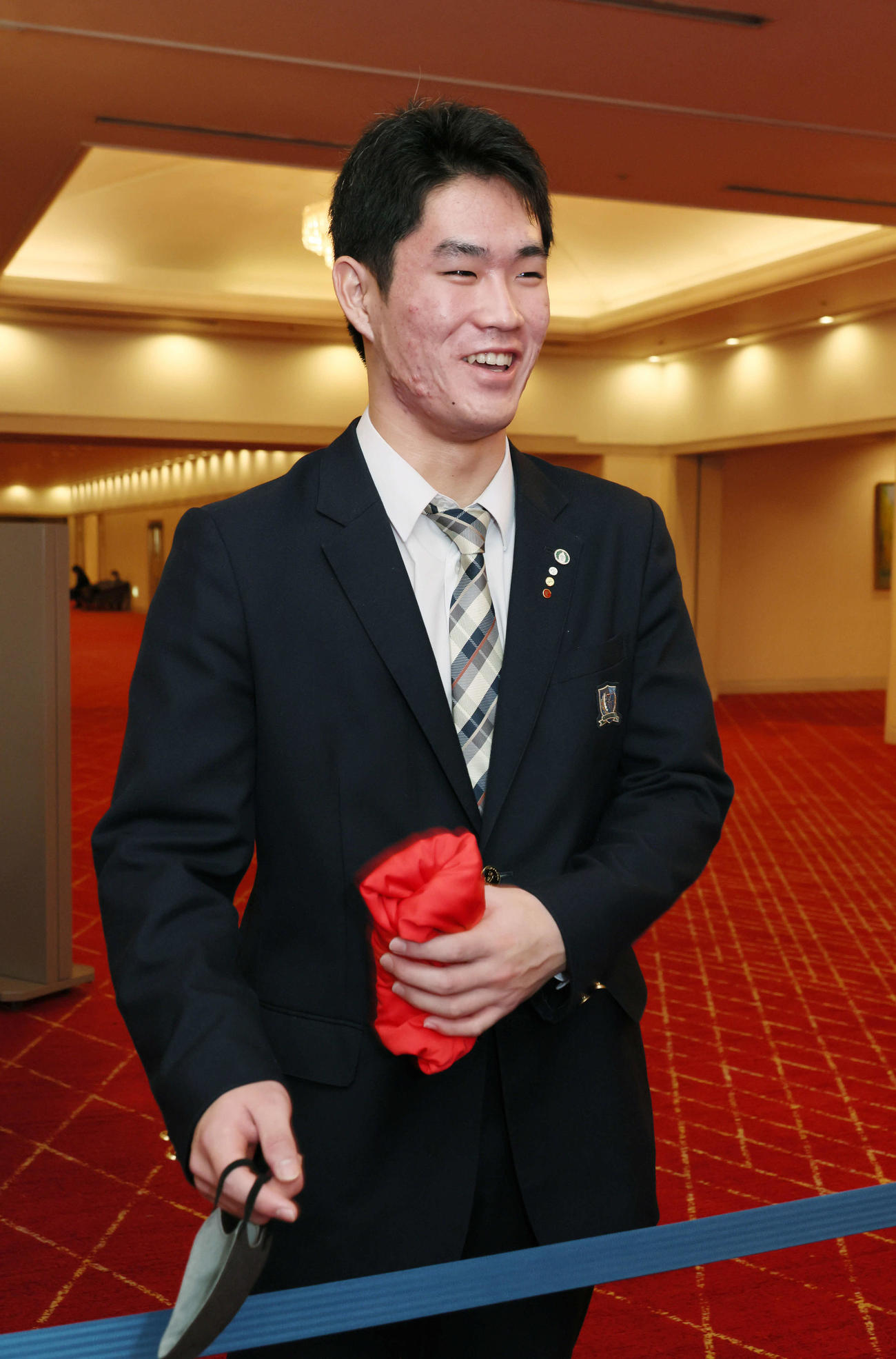 広島入りした広島ドラフト1位の斉藤（撮影・加藤孝規）