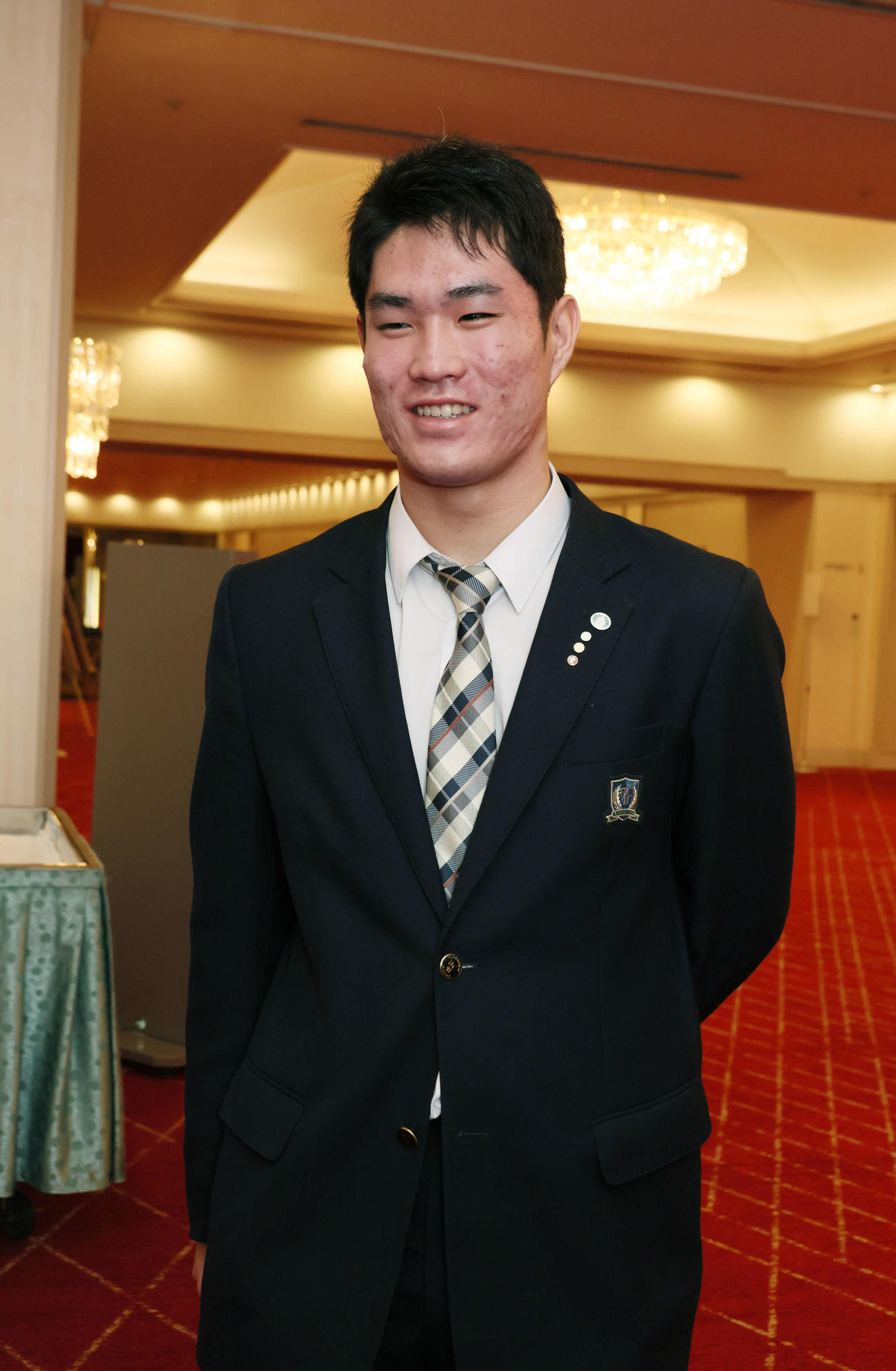 広島入りした広島ドラフト1位の斉藤（撮影・加藤孝規）