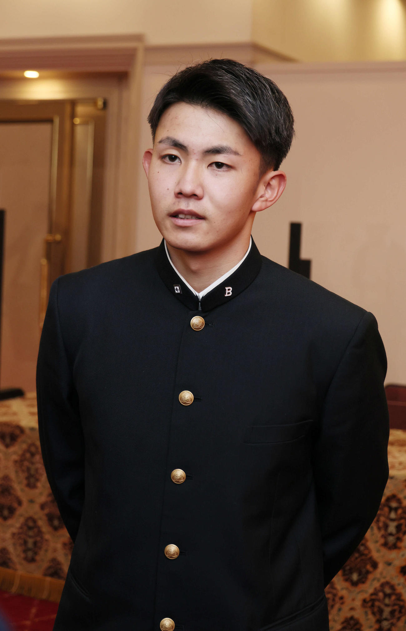 広島入りした広島育成3位の辻（撮影・加藤孝規）