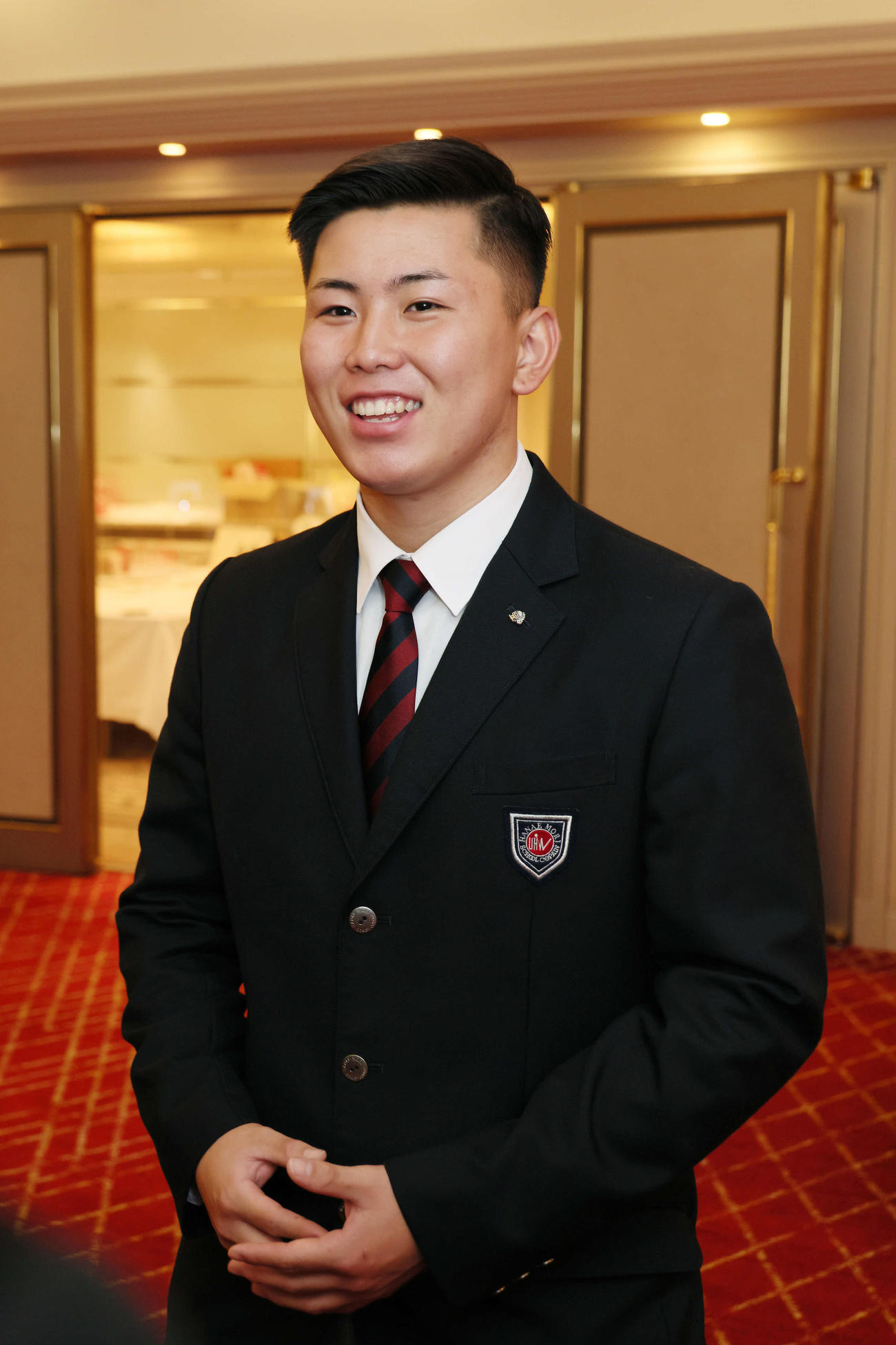 広島入りした広島ドラフト4位の清水（撮影・加藤孝規）