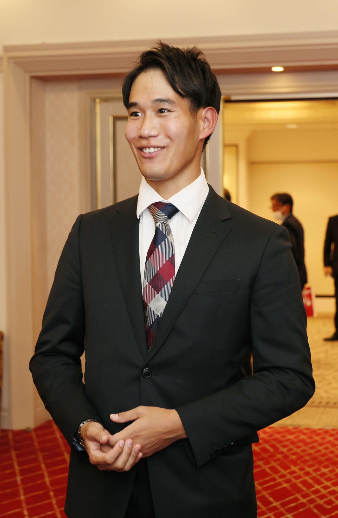 広島入りした広島ドラフト6位の長谷部（撮影・加藤孝規）