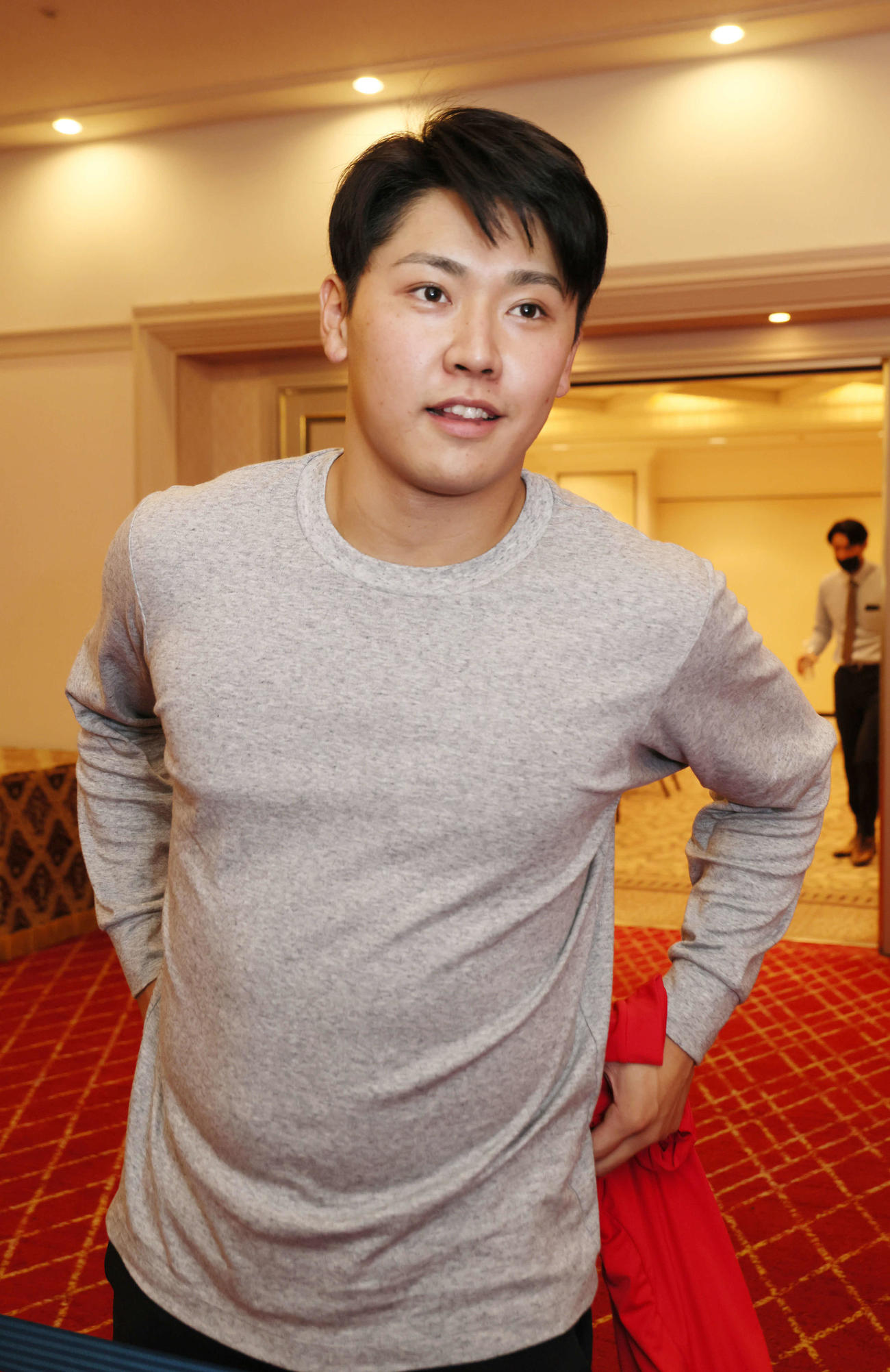 広島入りした広島ドラフト7位の久保（撮影・加藤孝規）