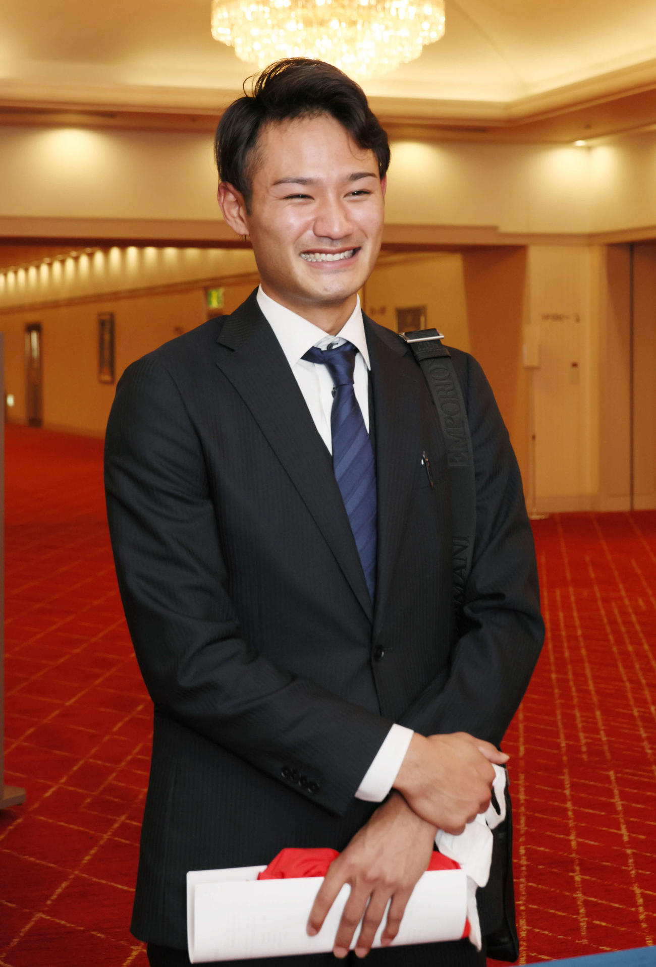 広島入りした広島育成1位の名原（撮影・加藤孝規）
