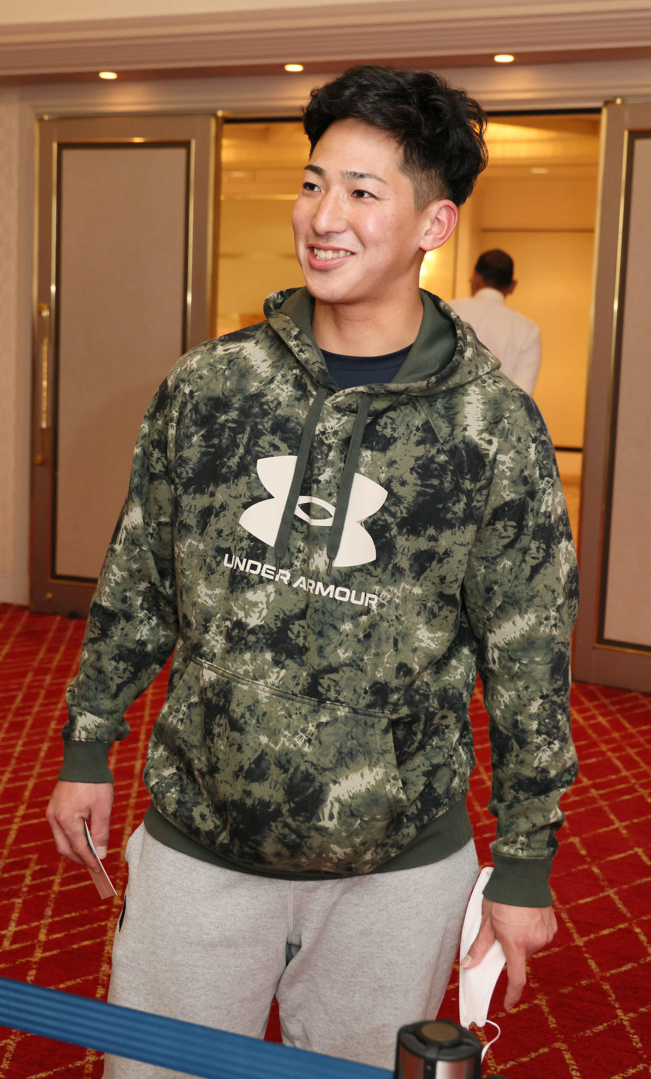 広島入りした広島育成2位の中村貴（撮影・加藤孝規）