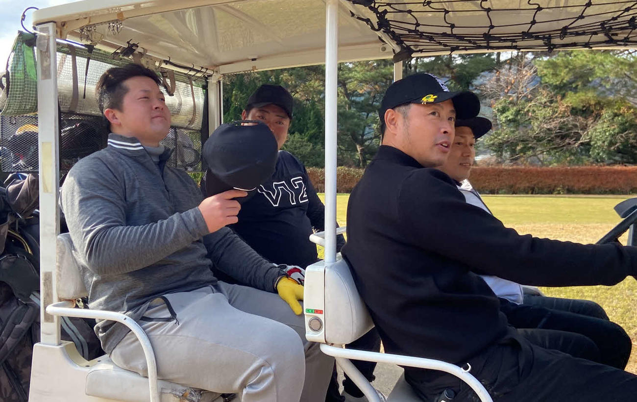 同組でラウンドした巨人亀井打撃コーチ（右）とDeNA牧（左）（撮影・小早川宗一郎）