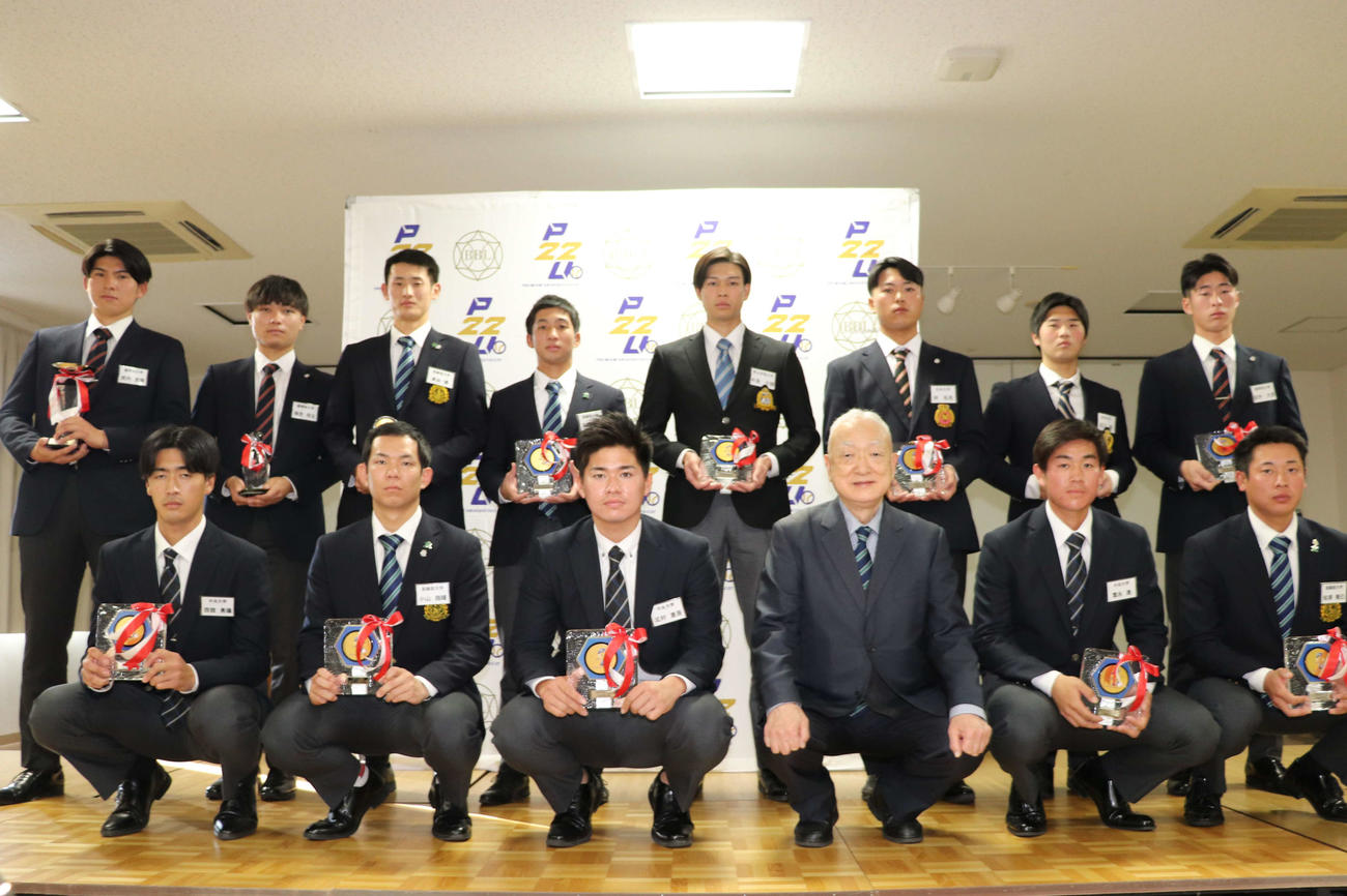 秋季リーグ戦個人タイトル表彰式で表彰された選手たち。前列3人目がヤクルト5位指名の北村、後列左から4人目が中日6位指名の田中（撮影・保坂淑子）