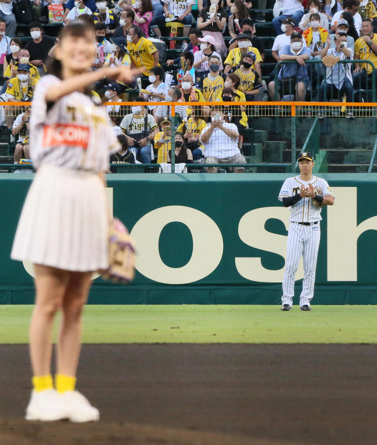 阪神対巨人　始球式を終えZポーズを決める「ももいろクローバーZ」高城れに（手前）に拍手を送る阪神の佐藤輝（2021年9月5日撮影）