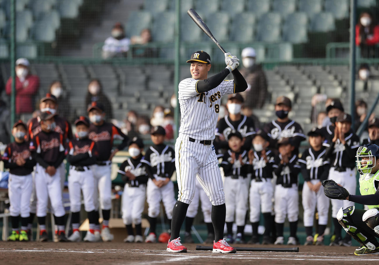 ミズノドリームカップの表彰式後、少年少女の前でホームランチャレンジに臨む阪神佐藤輝（撮影・前田充）