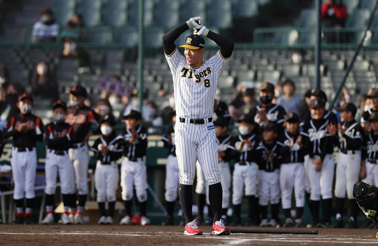 ミズノドリームカップの表彰式後、少年少女の前でホームランチャレンジに臨む阪神佐藤輝（撮影・前田充）