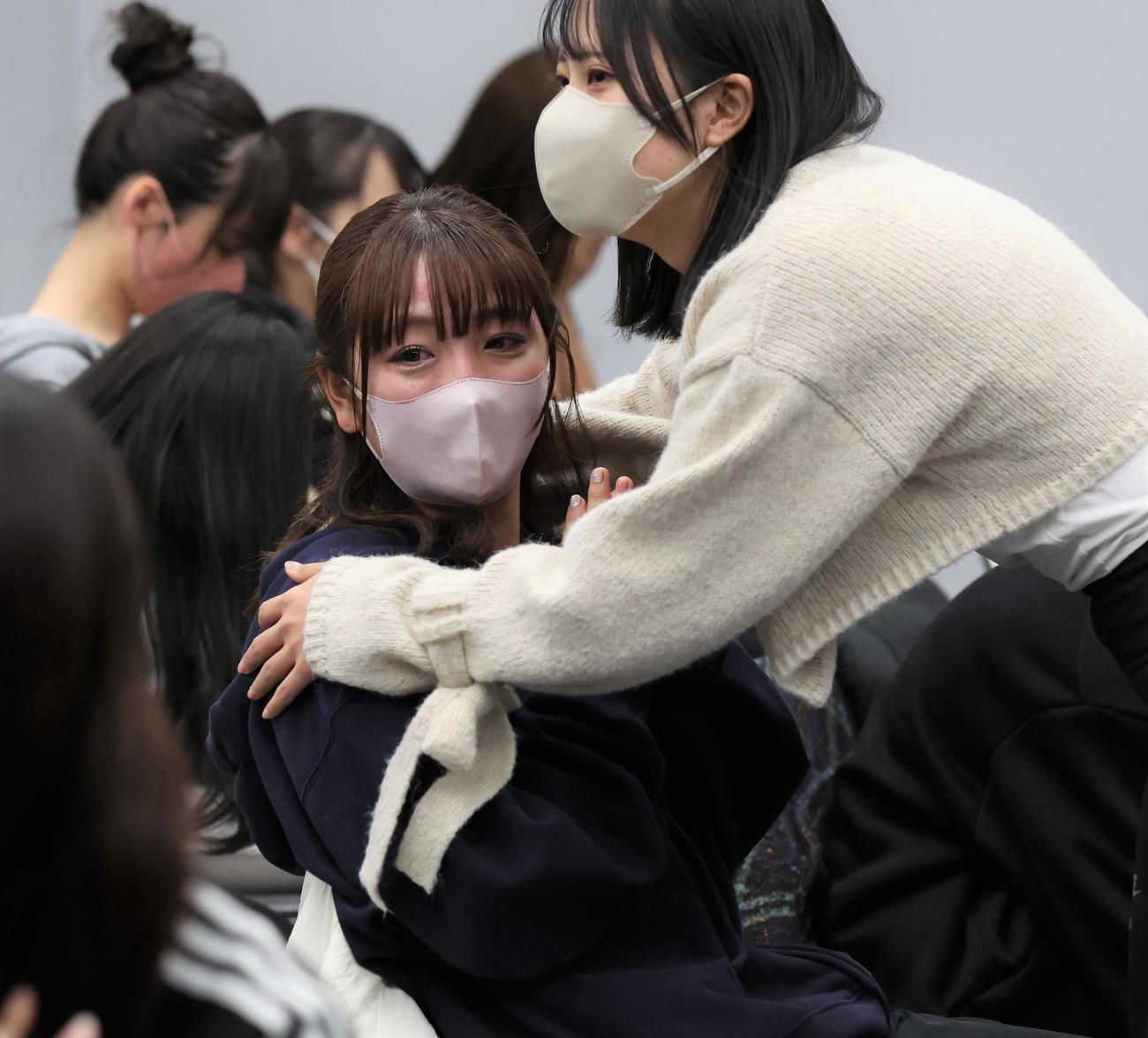 2023年のファイターズガールオーディションに合格し涙する田中心優さん（左）（撮影・黒川智章）