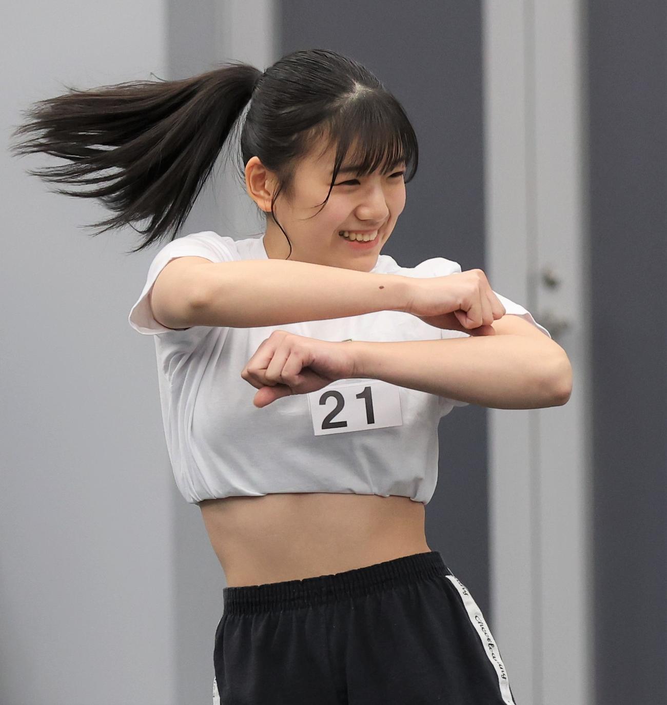 2023年の日本ハムファイターズガールの第2次審査、笑顔で踊る参加者（撮影・黒川智章）