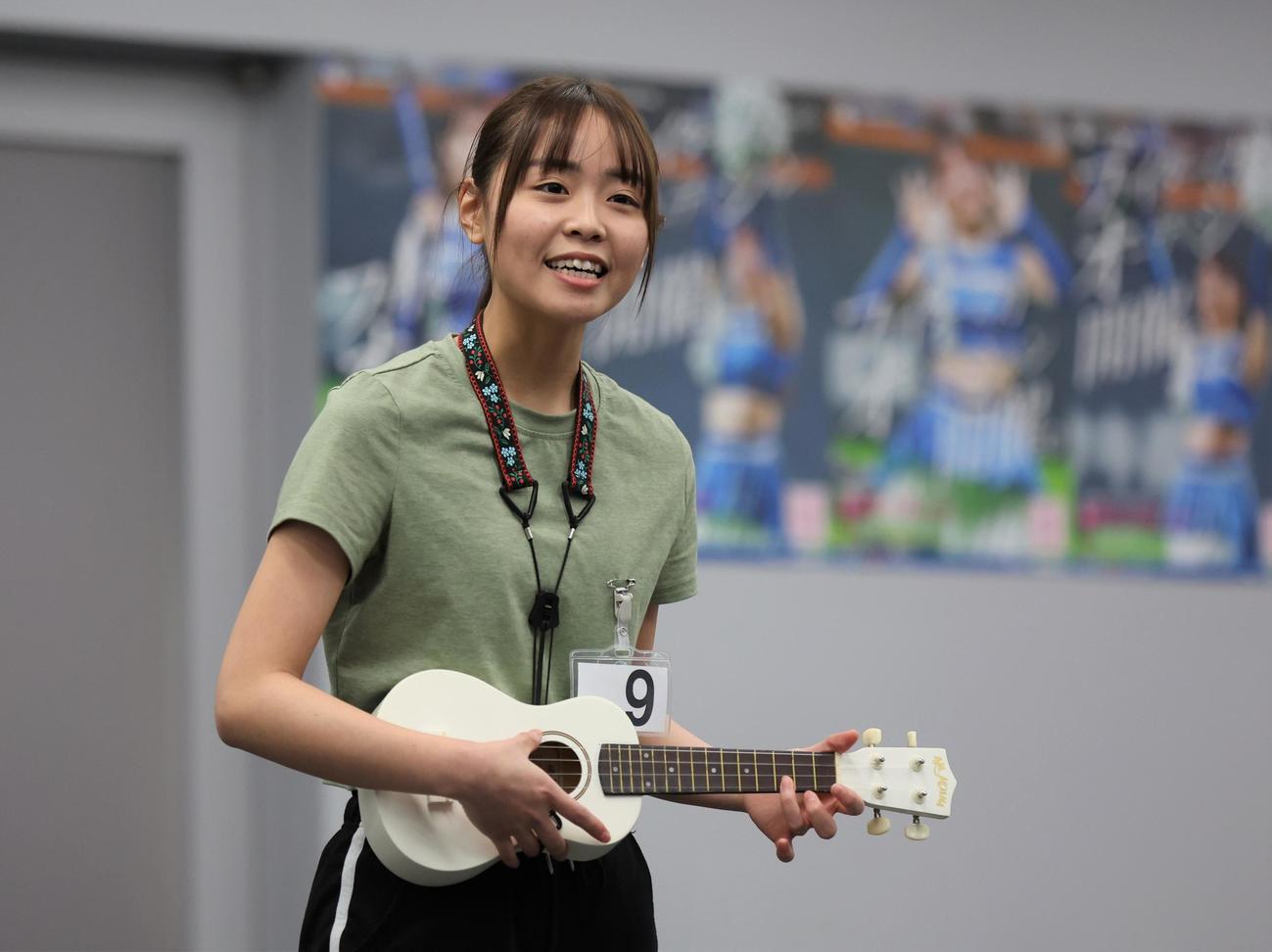 2023年の日本ハムファイターズガールの3次審査でウクレレを披露する参加者（撮影・黒川智章）