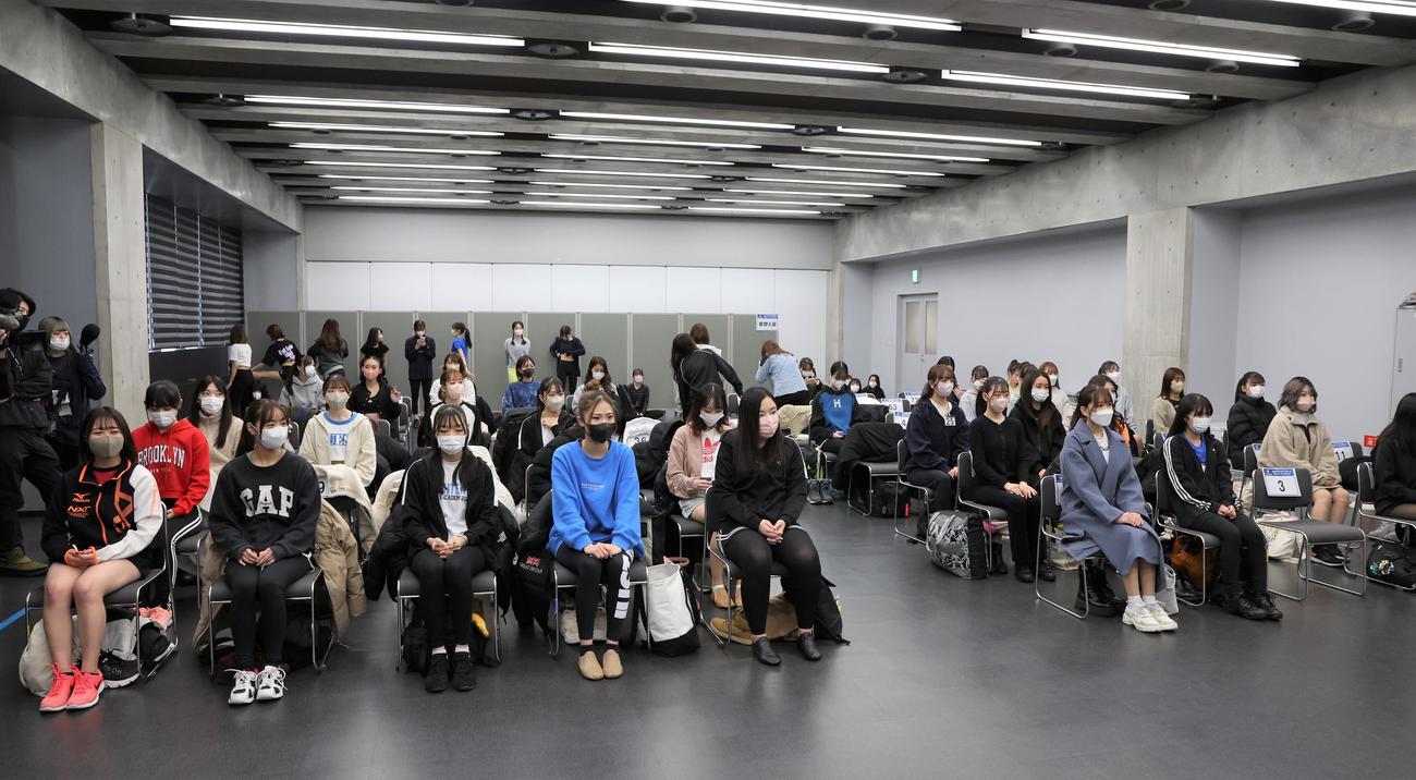 2023年の日本ハムファイターズガールのオーディション会場で、審査開始を待つ参加者たち（撮影・黒川智章）