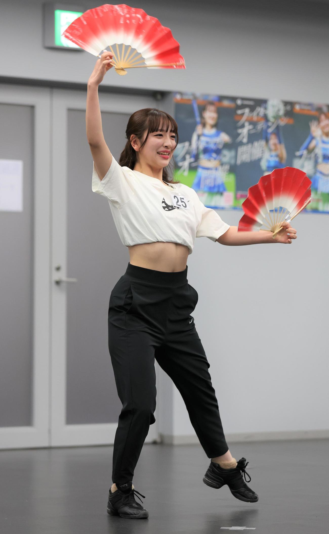 2023年のファイターズガールオーディションの3次審査で扇子を使った踊りを披露する田中心優さん（撮影・黒川智章）