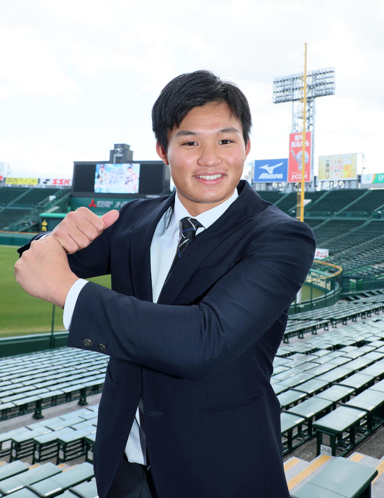 甲子園球場のアルプススタンドでポーズを決める森下（撮影・加藤哉）