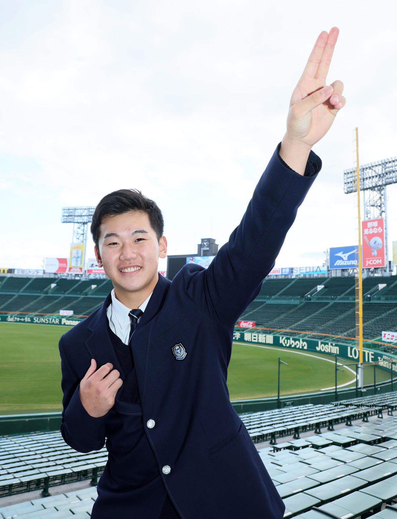 甲子園球場のアルプススタンドでポーズを決める門別（撮影・加藤哉）
