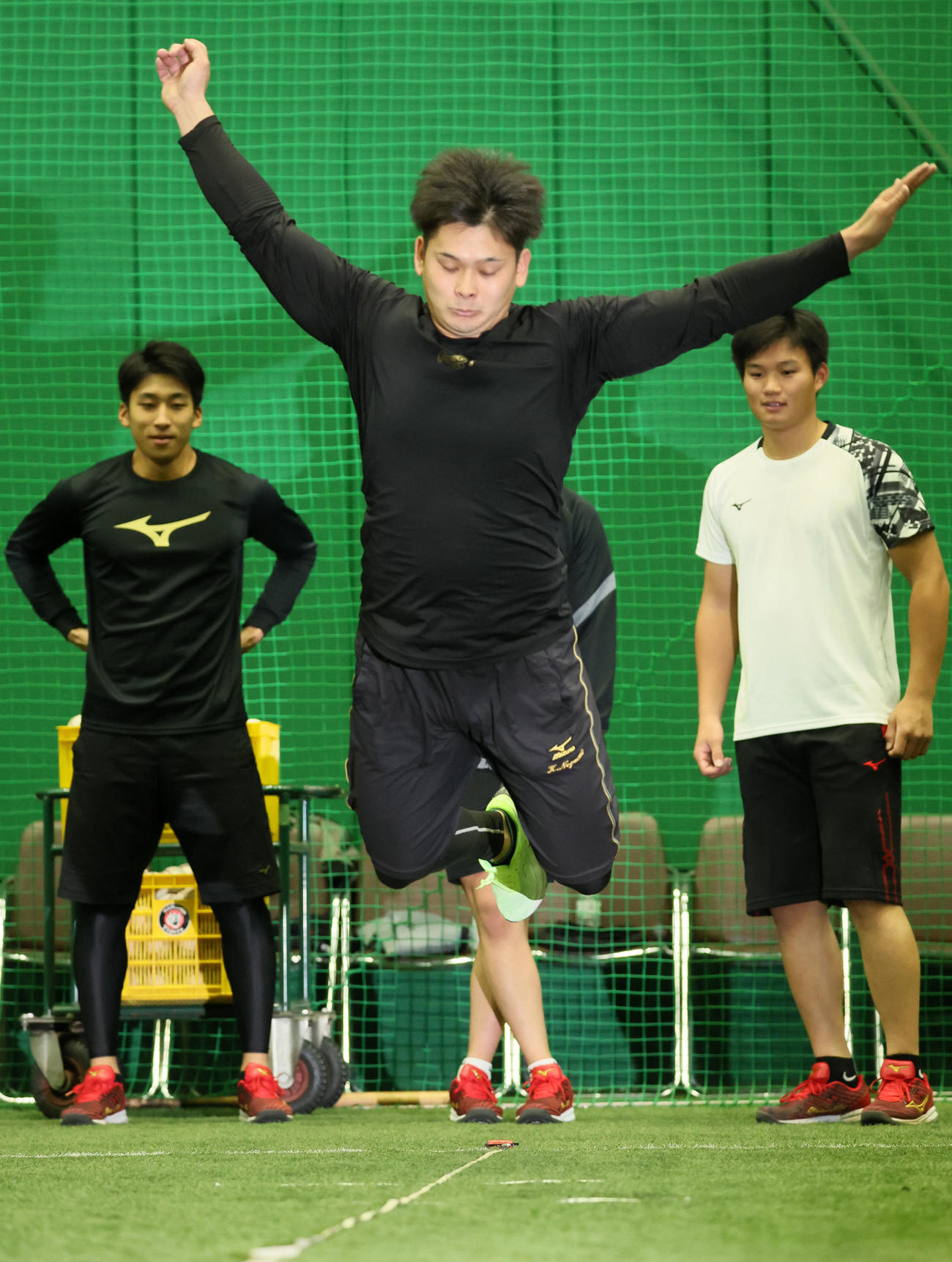 体力測定で立ち幅跳びをする野口（撮影・加藤哉）