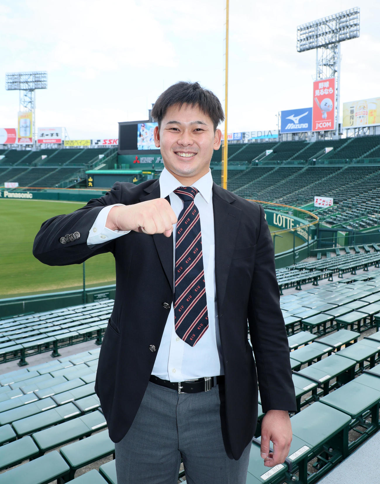 甲子園球場のアルプススタンドでポーズを決める野口（撮影・加藤哉）