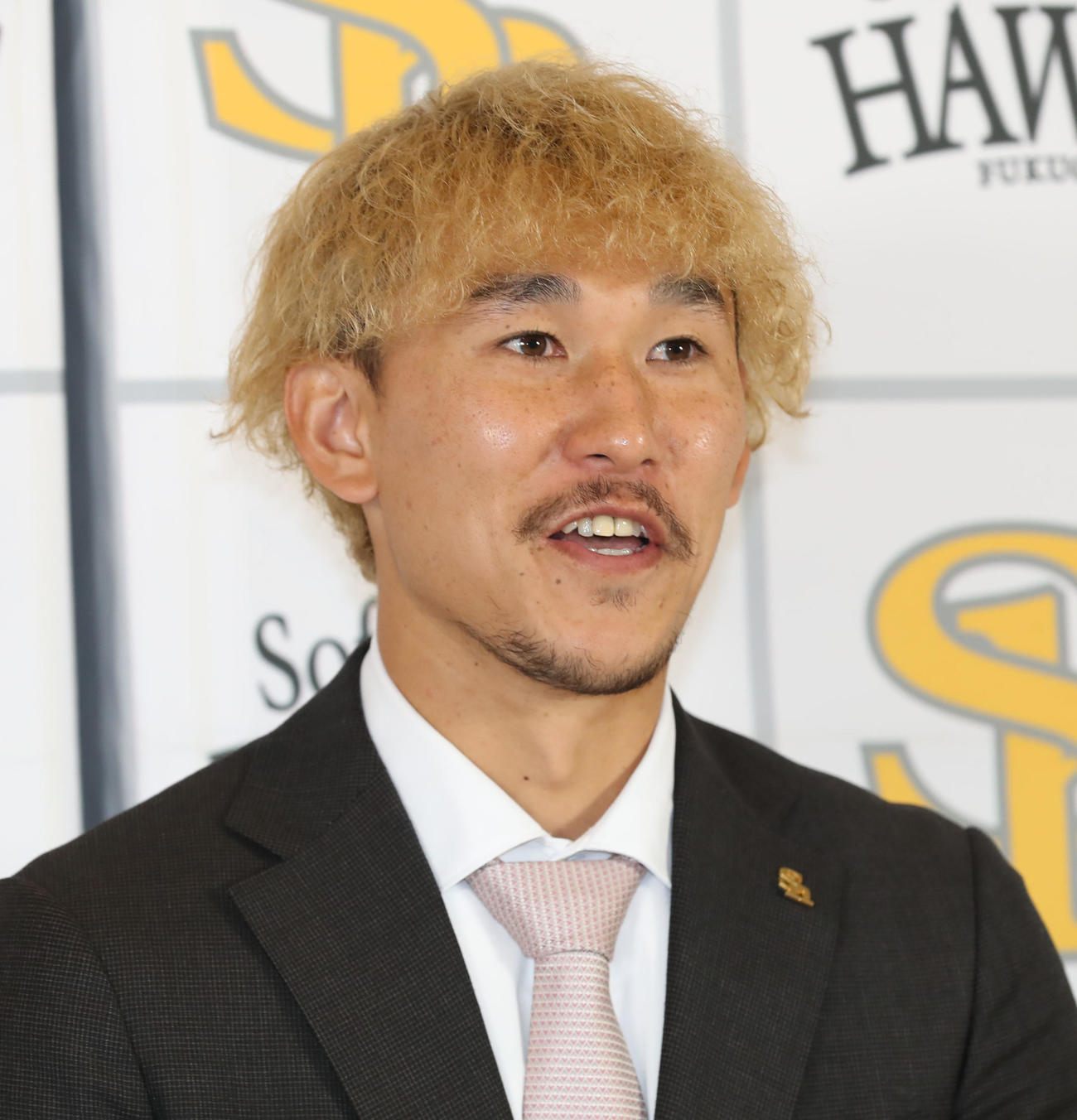 契約更改を終えて会見を行う三森（撮影・屋方直哉）