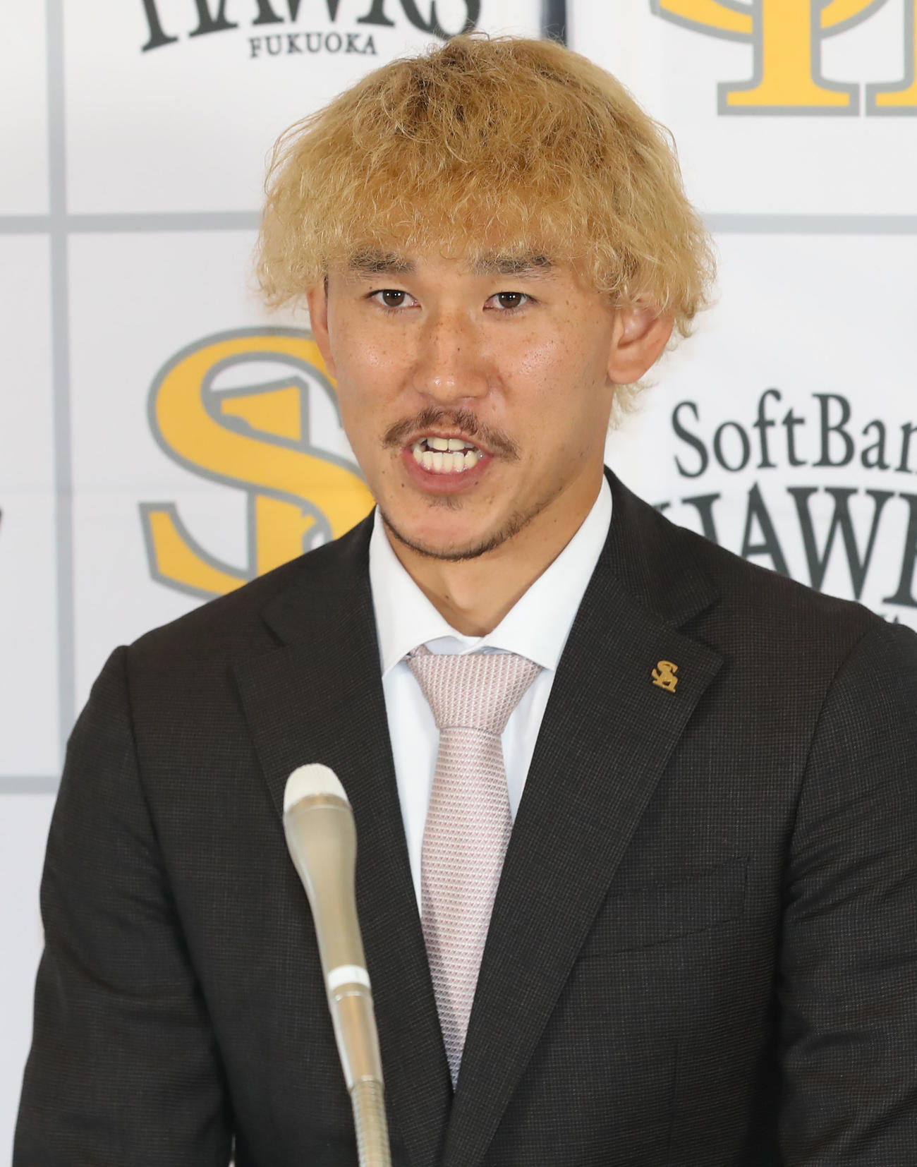 契約更改を終えて会見を行う三森（撮影・屋方直哉）