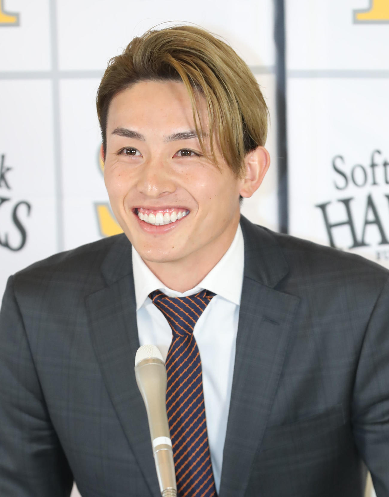 契約更改を終えて、笑顔で会見を行う周東（撮影・屋方直哉）